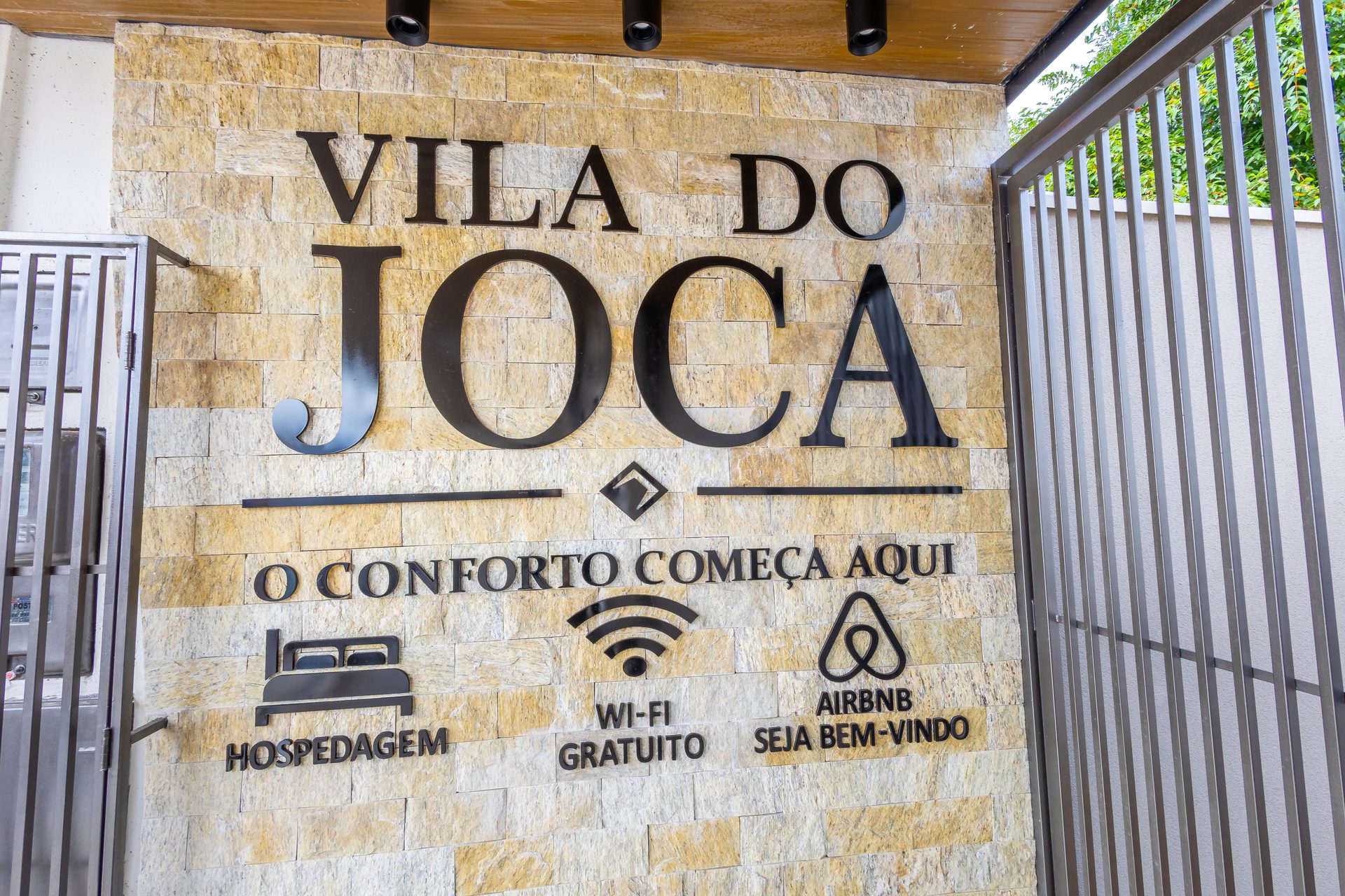 Fachada da Vila do Joca com letreiro